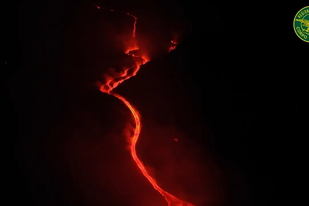 Etna in eruzione, le immagini della colata di lava