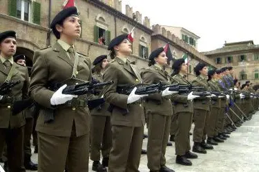Un plotone di soldatesse dell'esercito
