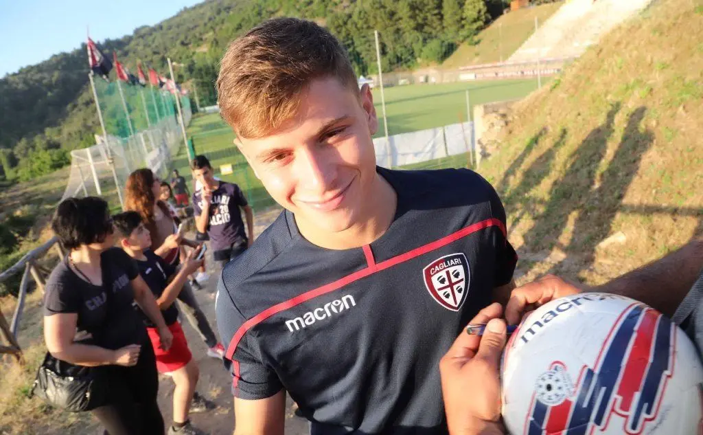 L'entusiasmo di Niccolò Barella mentre firma qualche pallone ai fan