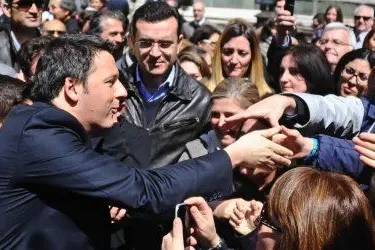 Matteo Renzi incontra i fiorentini dopo la messa di Pasqua