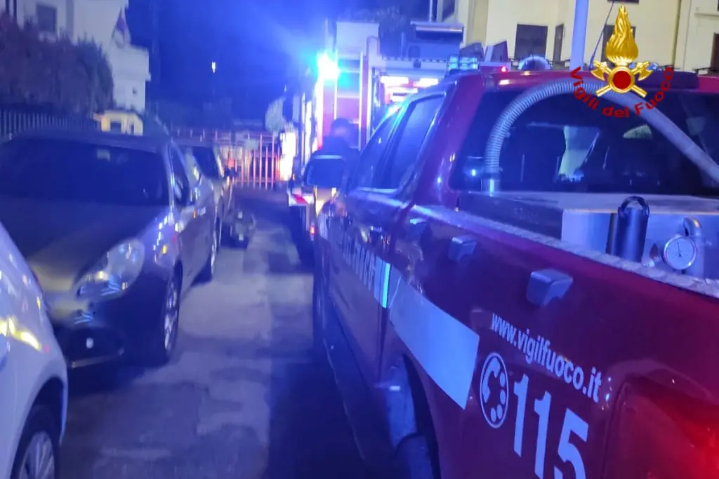 L'intervento dei vigili del fuoco per l'incendio in via Copenaghen