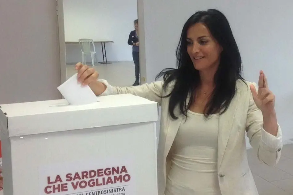 Francesca Barracciu durante il voto per le primarie