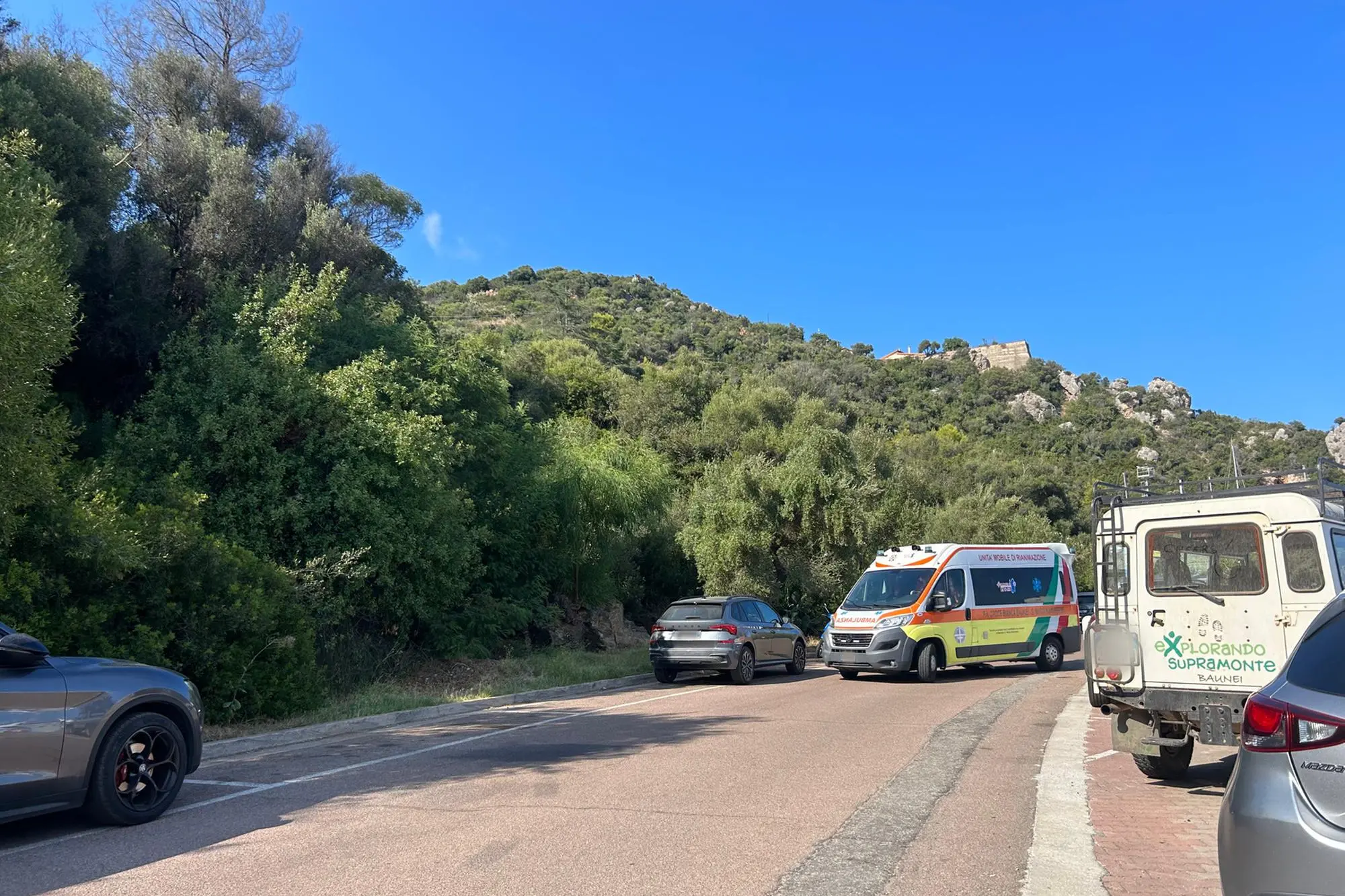 L'ambulanza della Croce bianca di Baunei in partenza per Lanusei (Secci)