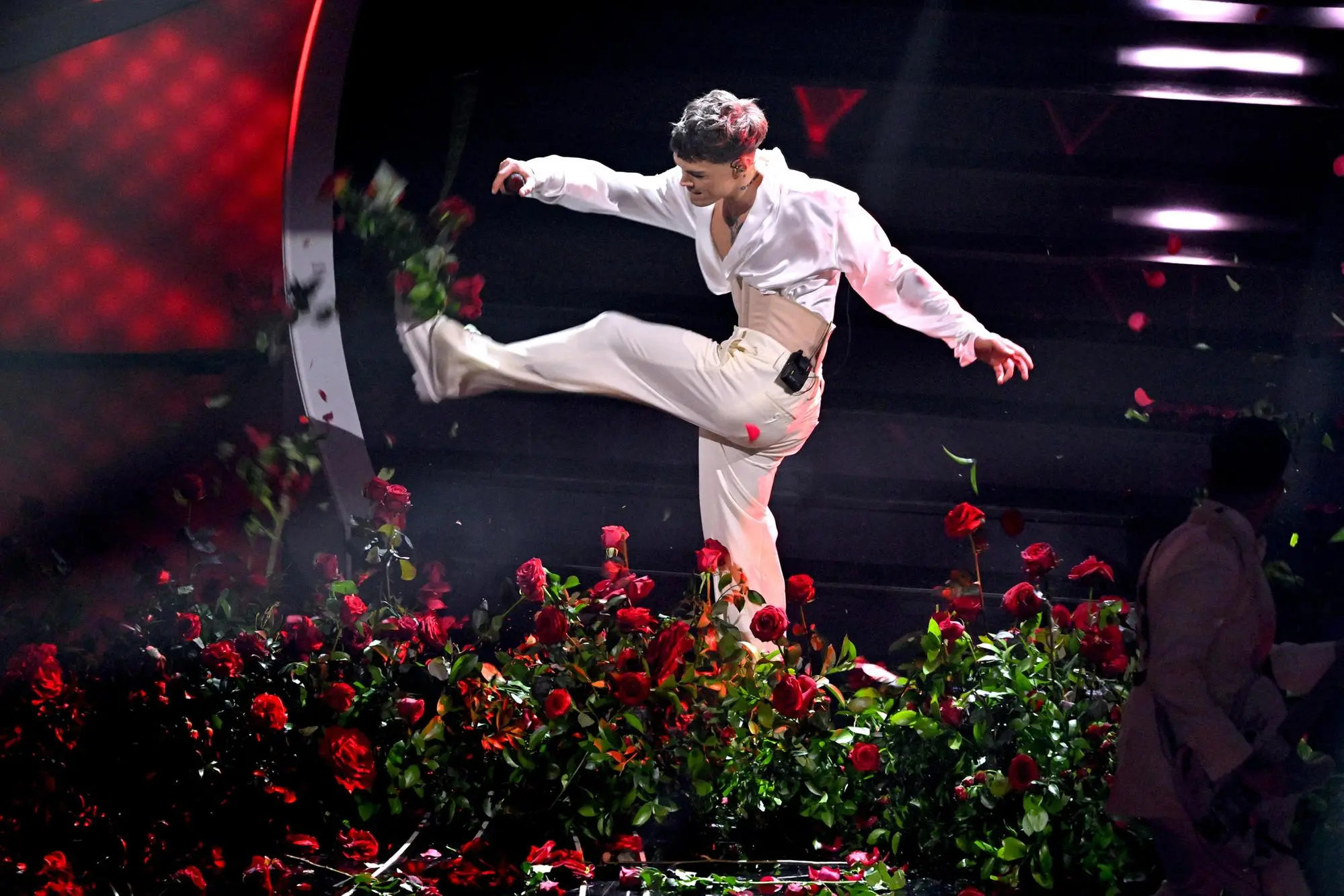 Blanco distrugge a calci il "giardino di rose" sul palco di Sanremo (Ansa)