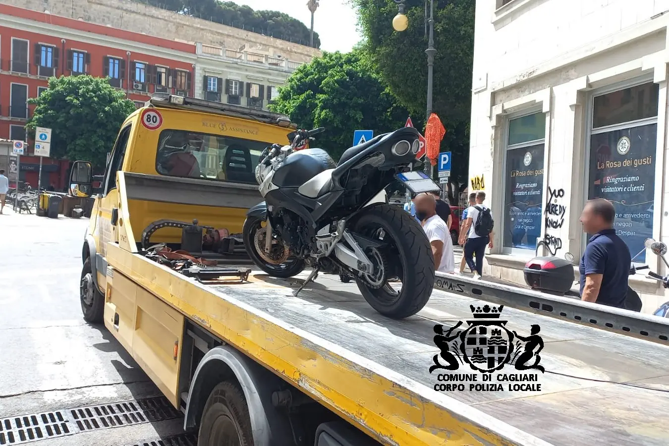 La moto sequestrata (Foto Polizia municipale)