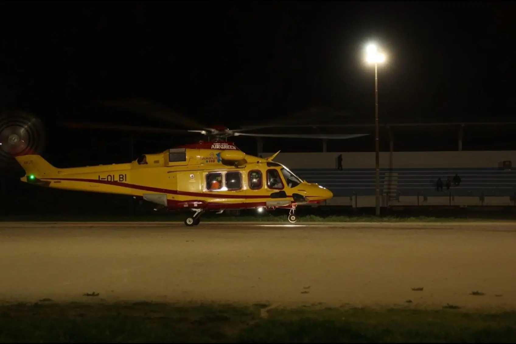 L’atterraggio notturno dell’elisoccorso nel campo sportivo di Sorgono (Foto Onano)