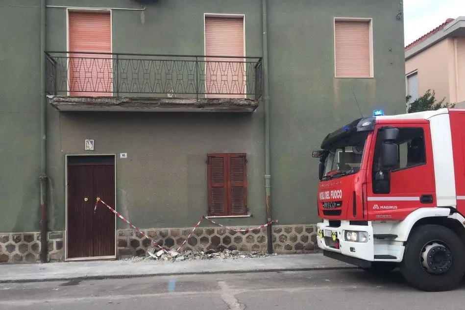 L’intervento dei vigili del fuoco in Via Verdi (L'Unione Sarda - foto Sanna)