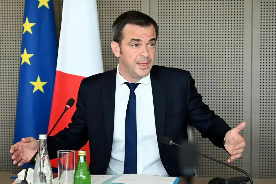 Il ministro della salute francese Olivier Véran (foto Ansa/Epa)