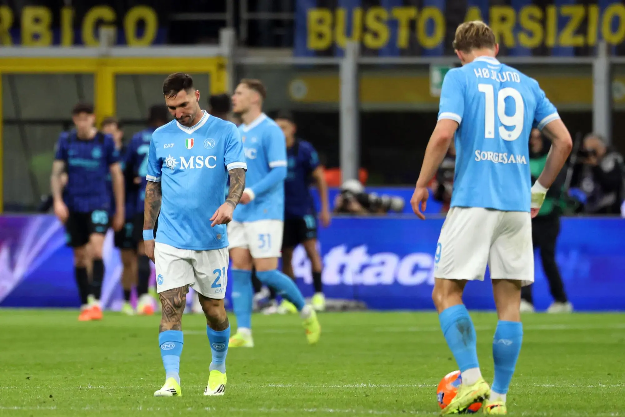Niente fuga per i nerazzurri, con il Napoli finisce 2-2: espulso Conte Napoli’s Napoli’s Matteo Politano reacts during the Italian serie A soccer match between Inter and Napoli at Giuseppe Meazza stadium in Milan, 11 January 2026. ANSA / MATTEO BAZZI
