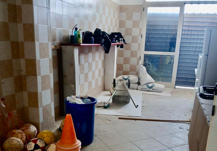 Via delle Ginestre, chiude il campo sportivo