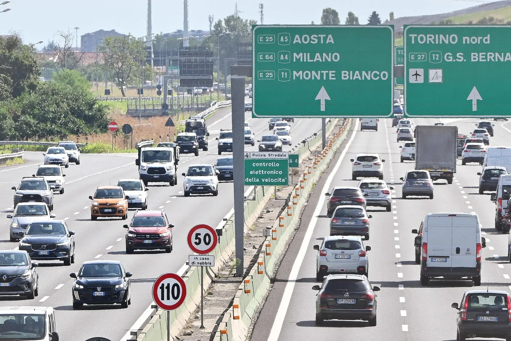 Traffico in autostrada durante l'esodo per le vacanze estive (Ansa/Di Marco)