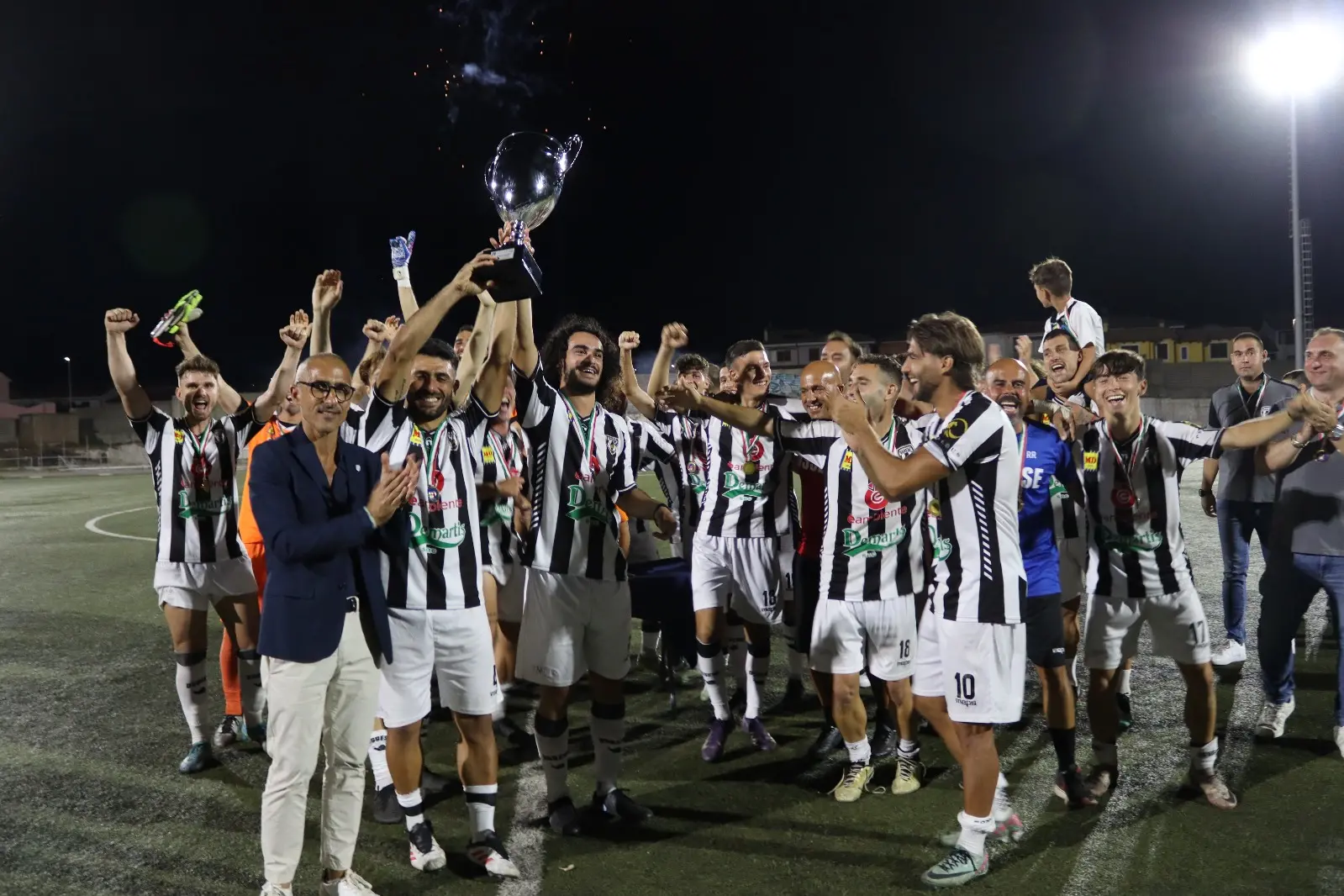 L'Ossese festeggia la vittoria della Supercoppa (foto Sechi)