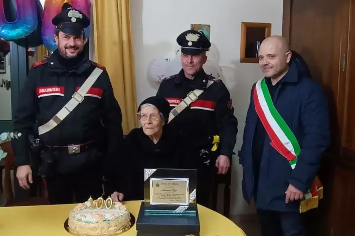 Antonia Piga con il sindaco e i carabinieri (foto Pala)