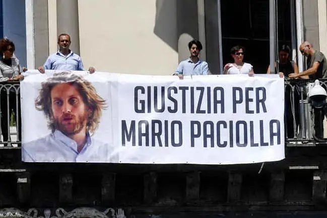 Uno striscione sul caso di Mario Paciolla (Ansa)