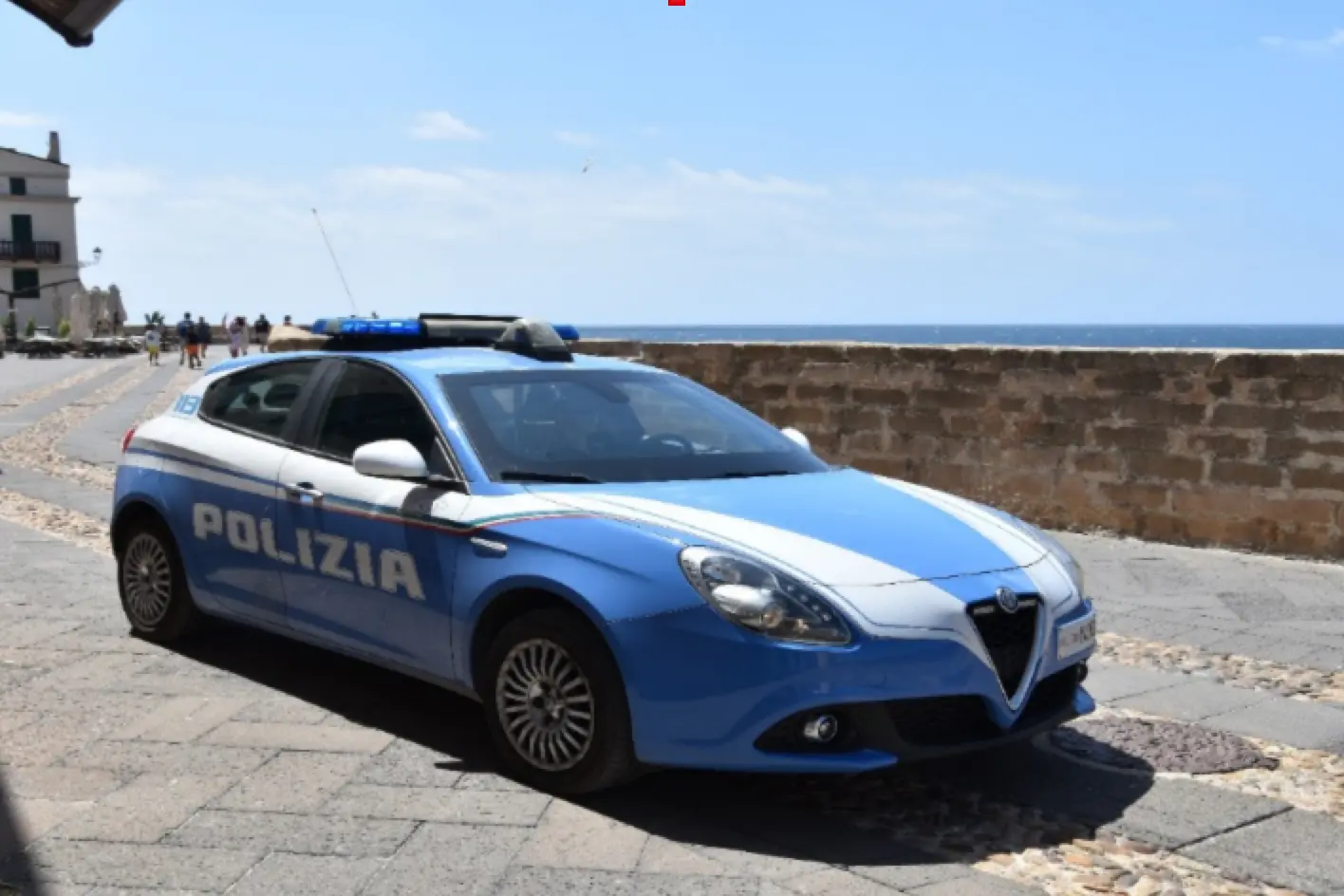Una macchina della polizia ad Alghero