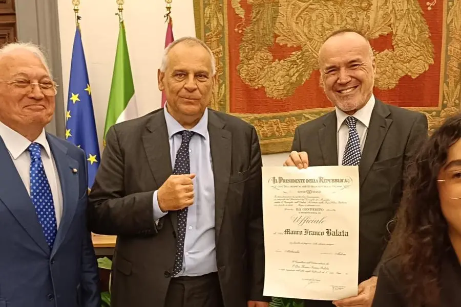 Mauro Balata con l'onorificenza