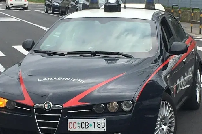 Un'auto dei carabinieri (Ansa)