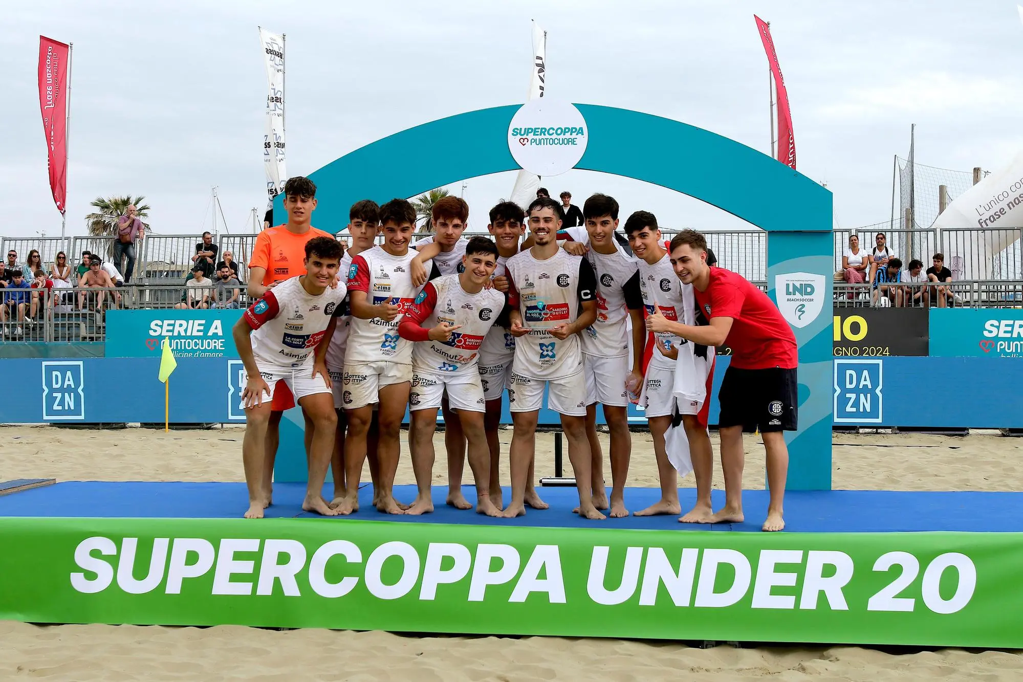 La premiazione dell'Under-20 del Cagliari Beach Soccer nella Supercoppa (foto concessa da LND)