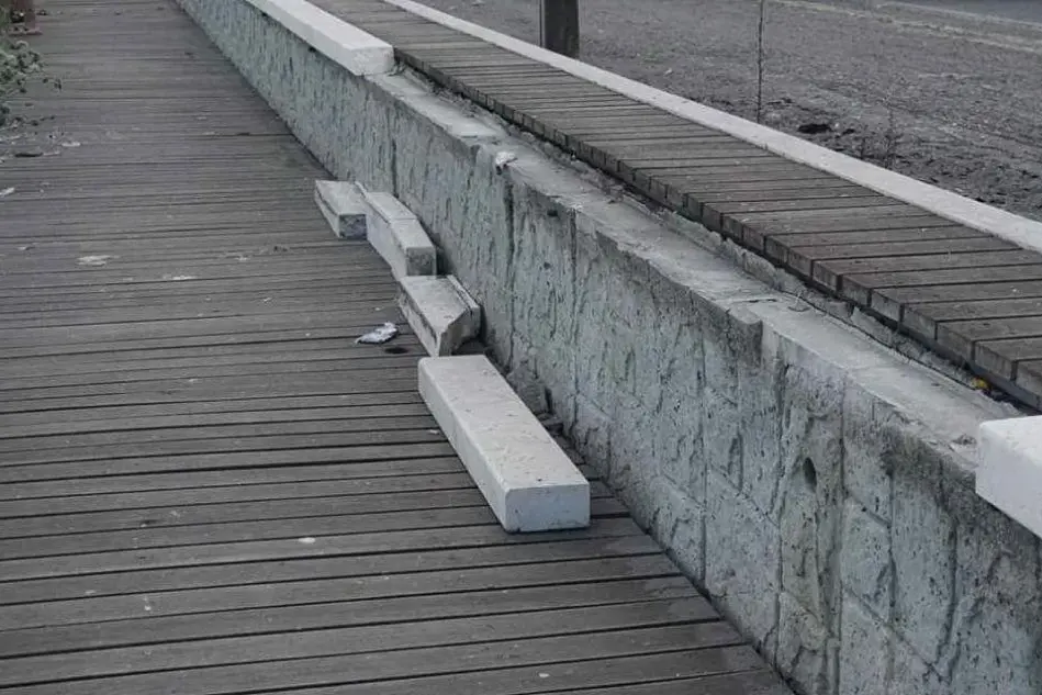 Il muretto danneggiato