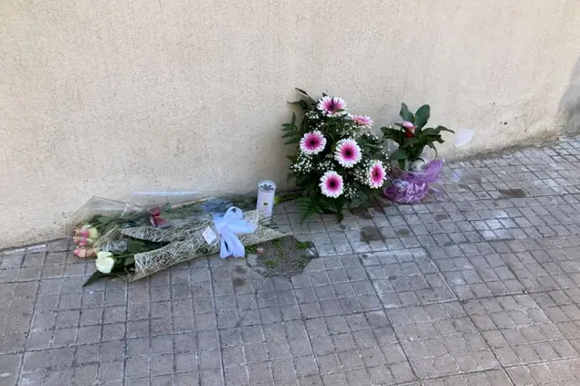 Fiori sul luogo dell'omicidio (L'Unione Sarda - Pala)