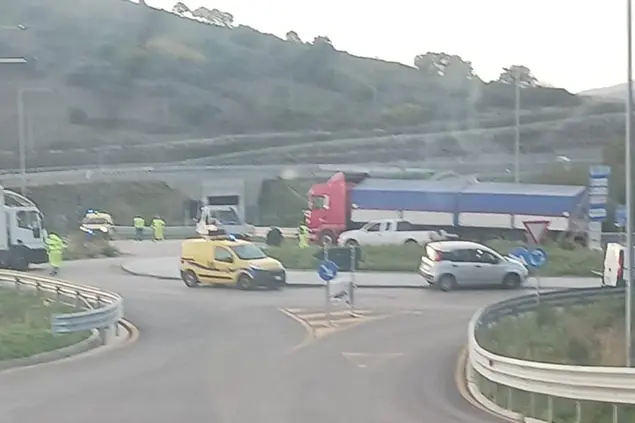 I tir con il semirimorchio danneggiato a Bonorva