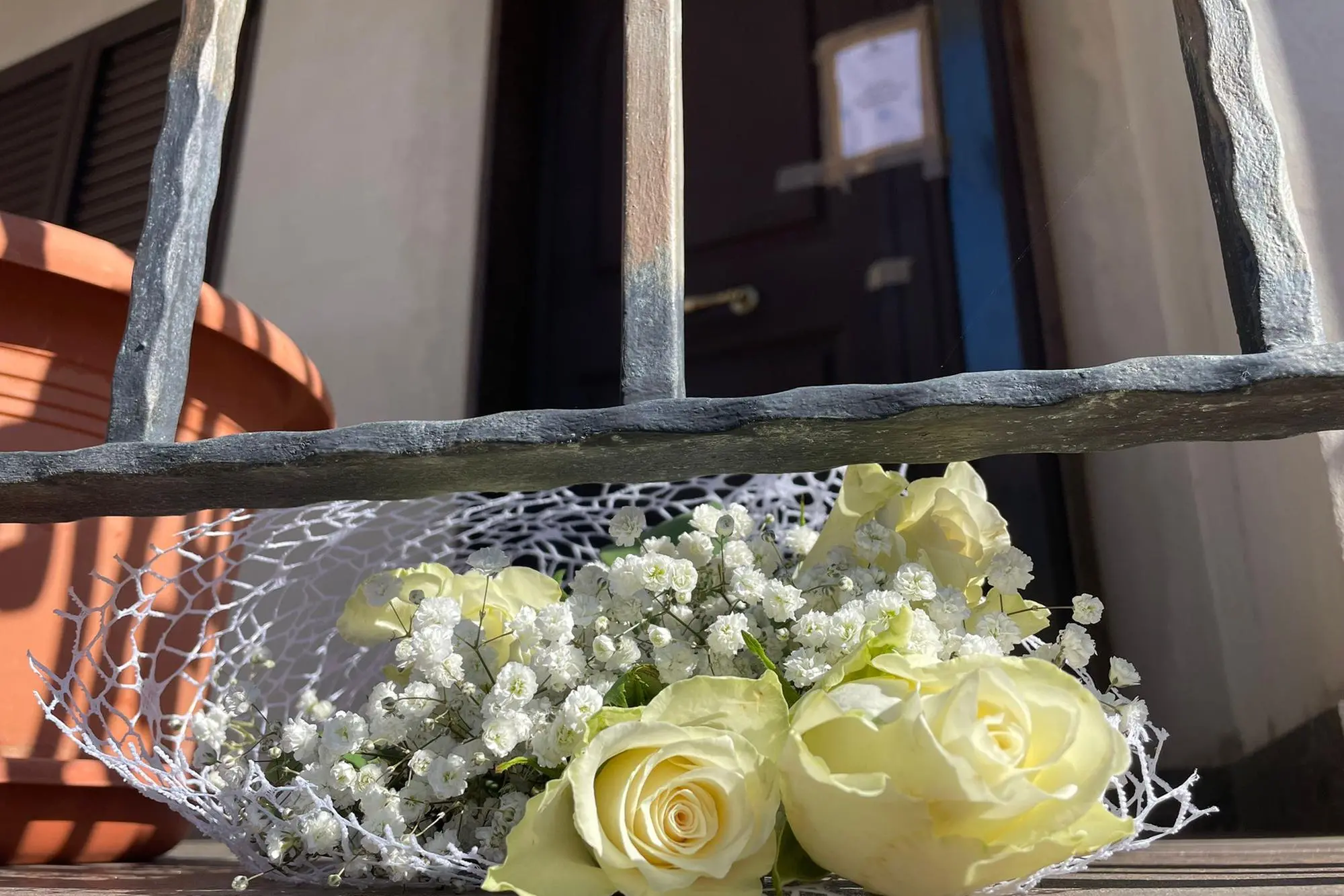 I fiori posati davanti alla casa del delitto  (Gianluigi Deidda)