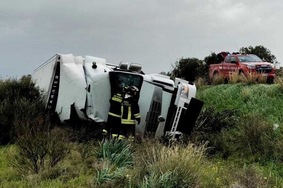 Il camion finisce fuori strada e si ribalta sulla Sp2: grave cinquantenne