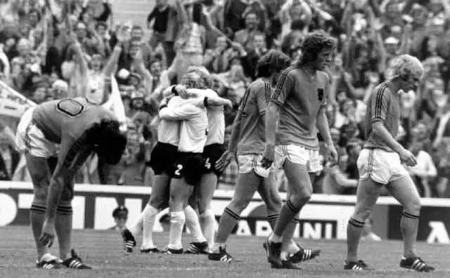 Nel '74 il mondo ammira il calcio totale dell'Olanda di Crujiff, sconfitta però in finale dalla Germania