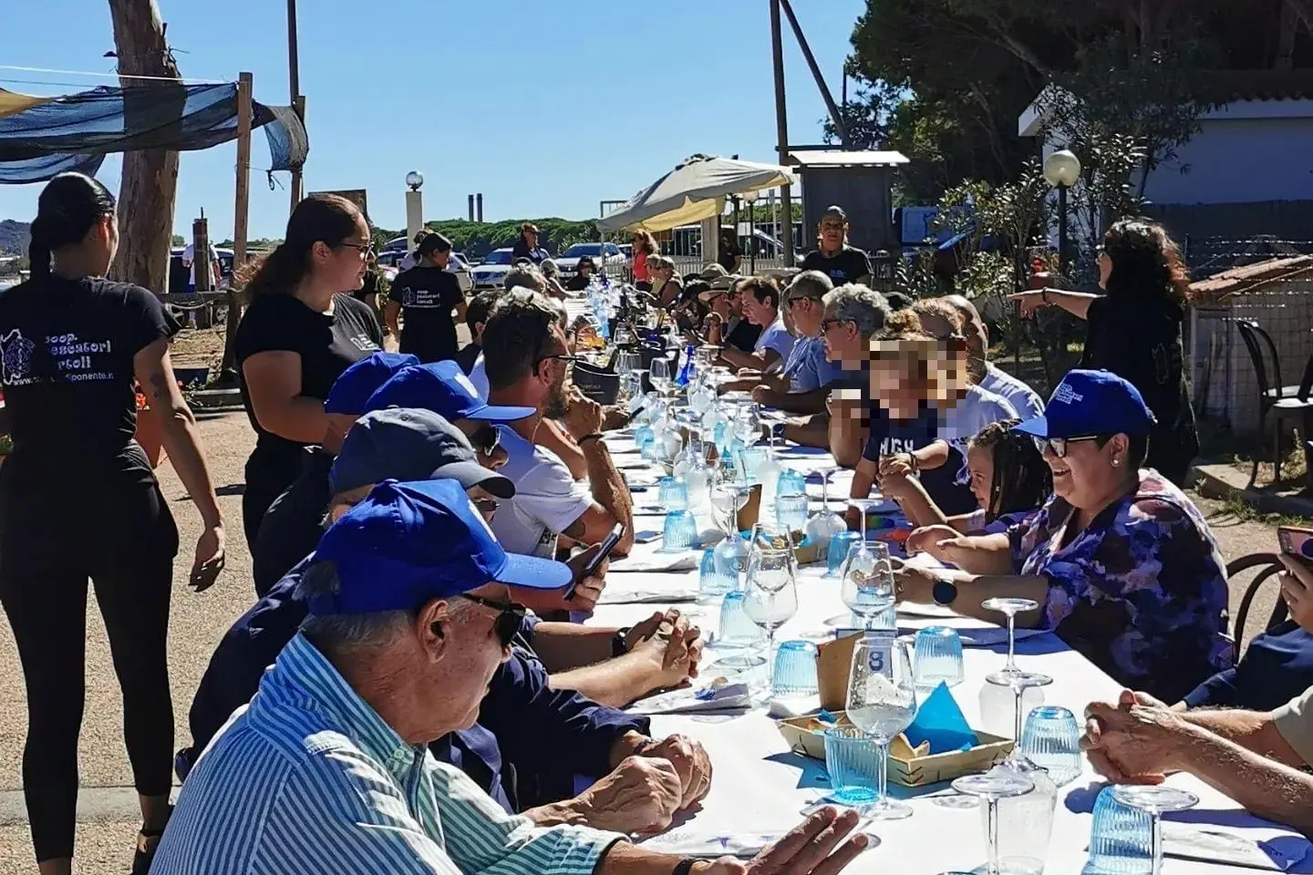 Una tavolata all'Oyster bar di Arbatax nell'ultimo weekend (foto Secci)