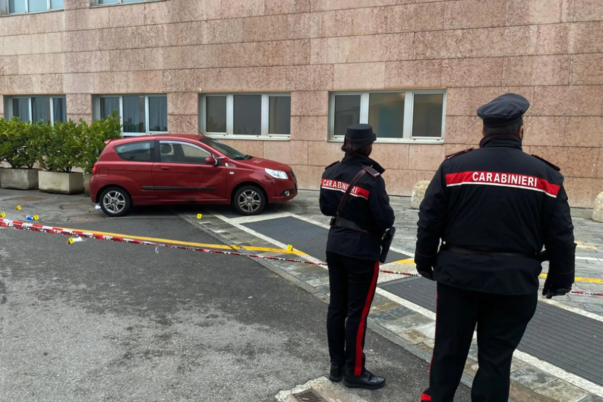 Un medico è in gravi condizioni dopo essere stato aggredito stamani attorno alle 10 con un machete nel parcheggio del Policlinico San Donato, nell'hinterland di Milano. Secondo una prima ricostruzione dei carabinieri, l'aggressione è avvenuta durante una lite per questioni di viabilità. La vittima, che è in pericolo di vita, è stata trasportata all'ospedale San Raffaele per essere operata in neurochirurgia. I carabinieri stanno cercando l'aggressore. ANSA/CARABINIERI EDITORIAL USE ONLY NO SALES