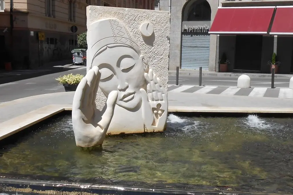 La scultura nella fontana di via Brigata Sassari (foto G. Marras)