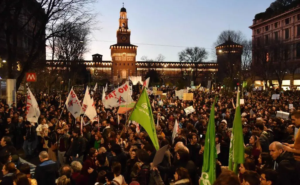 E questa è Milano, con molte bandiere No Tav