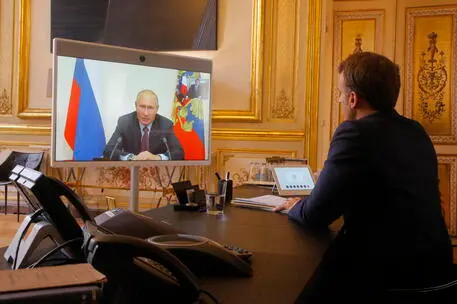 Emmanuel Macron e Vladimir Putin (Ansa)
