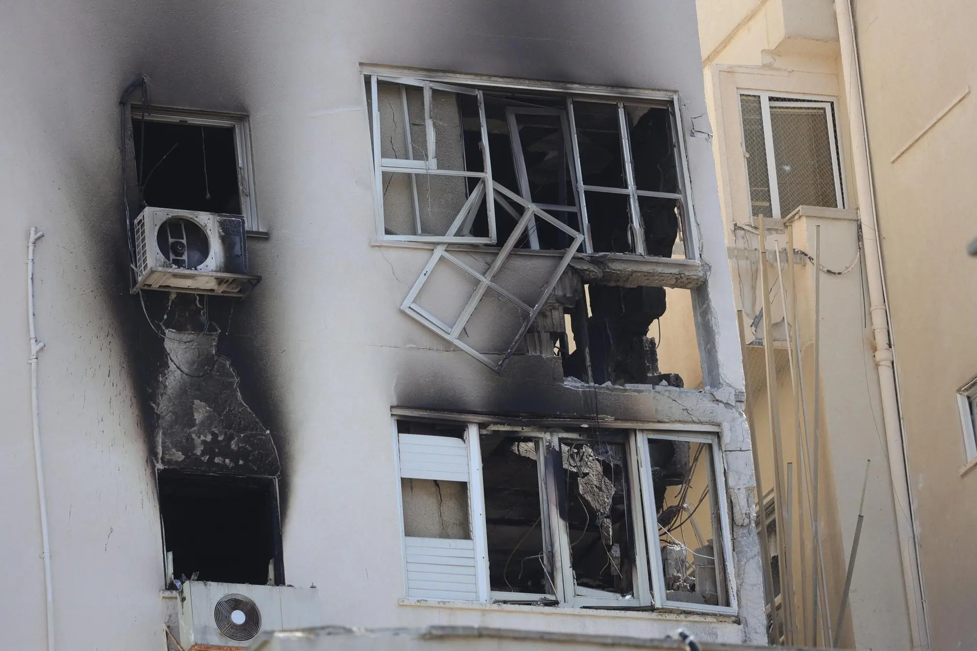 Un edificio di Tel Aviv danneggiato da un razzo (Ansa-Epa)