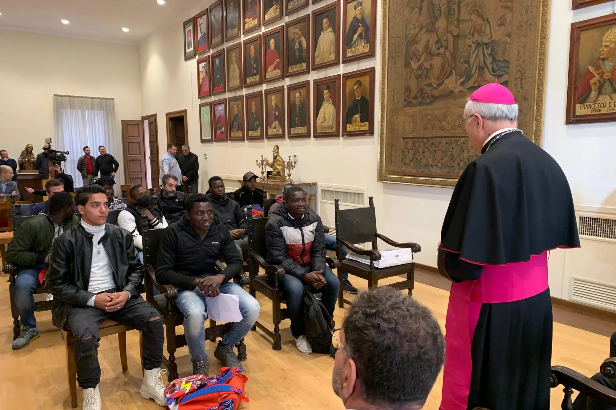 L'incontro in episcopio tra l'arcivescovo di Cagliari monsignor Giuseppe Baturi e i rappresentanti delle comunità straniere presenti in città (foto Artizzu)