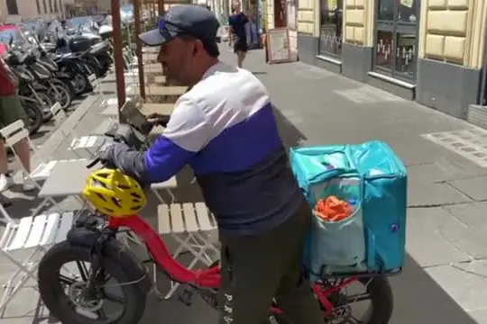 L'allarme caldo a Roma non ferma i rider: "Se ti fermi guadagni meno"