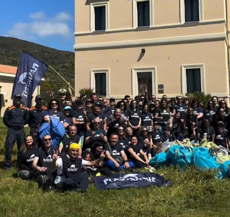 Operazione pulizia Plastic Free all'Asinara: esercito di volontari nell'isola