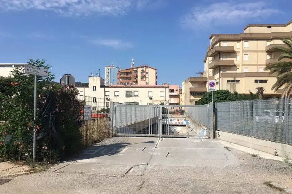 Il parcheggio multipiano di via Verona a Carbonia