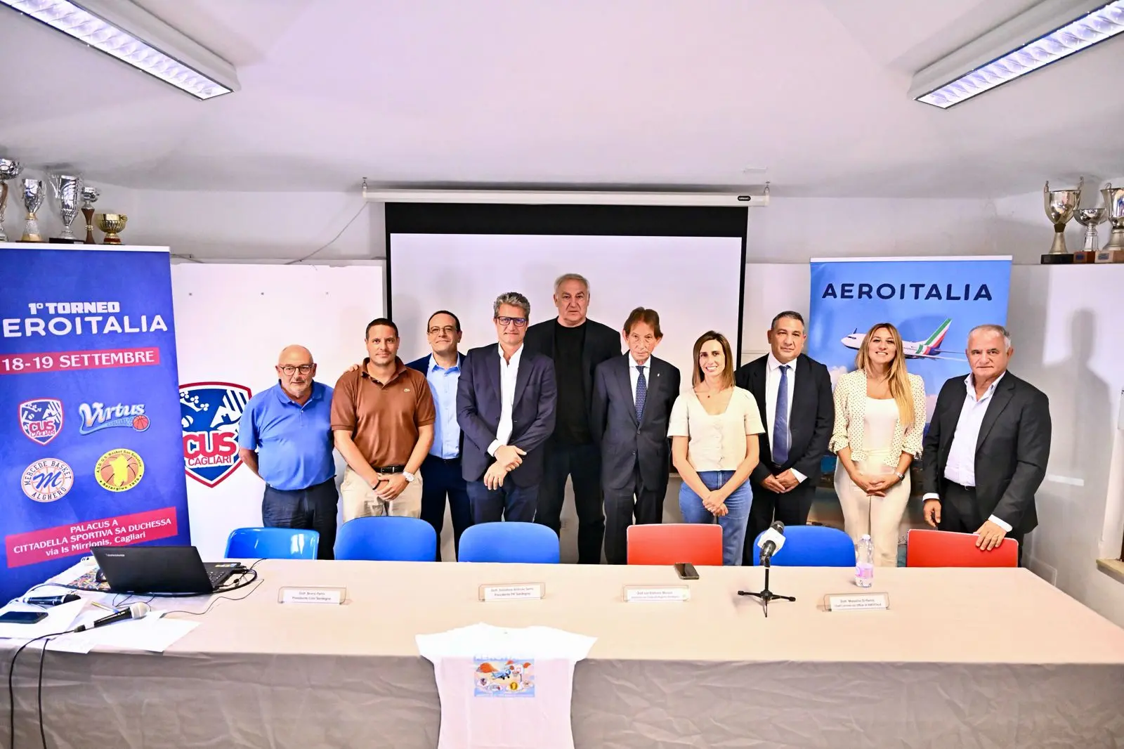 La foto di gruppo nella sala conferenze del Cus Cagliari (Chiaramida)