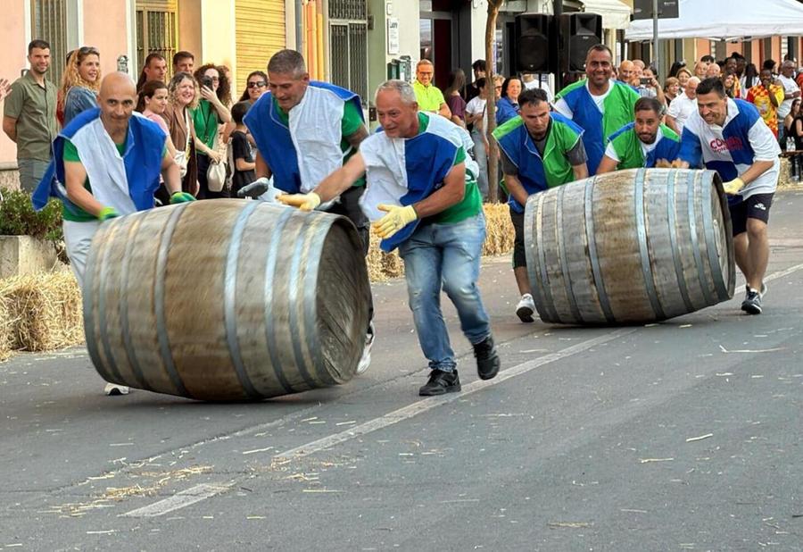 Tutti di corsa dietro alle botti, festa in centro