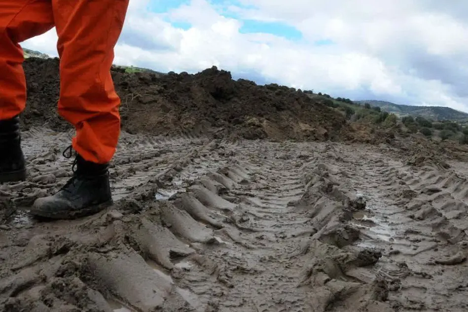 Strada ricoperta di fango. Una delle immagini simbolo del post-alluvione.