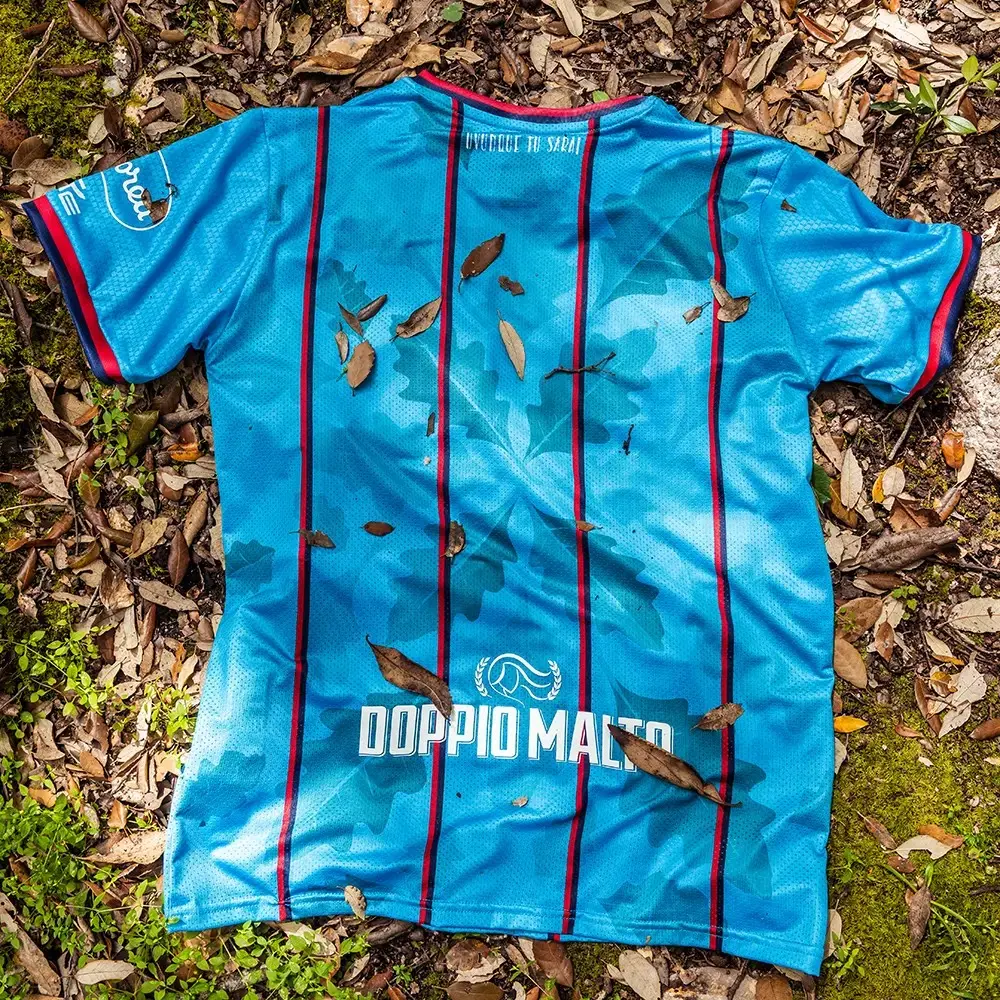 Il retro della terza maglia del Cagliari per la stagione 2025-2026 (foto Cagliari Calcio)