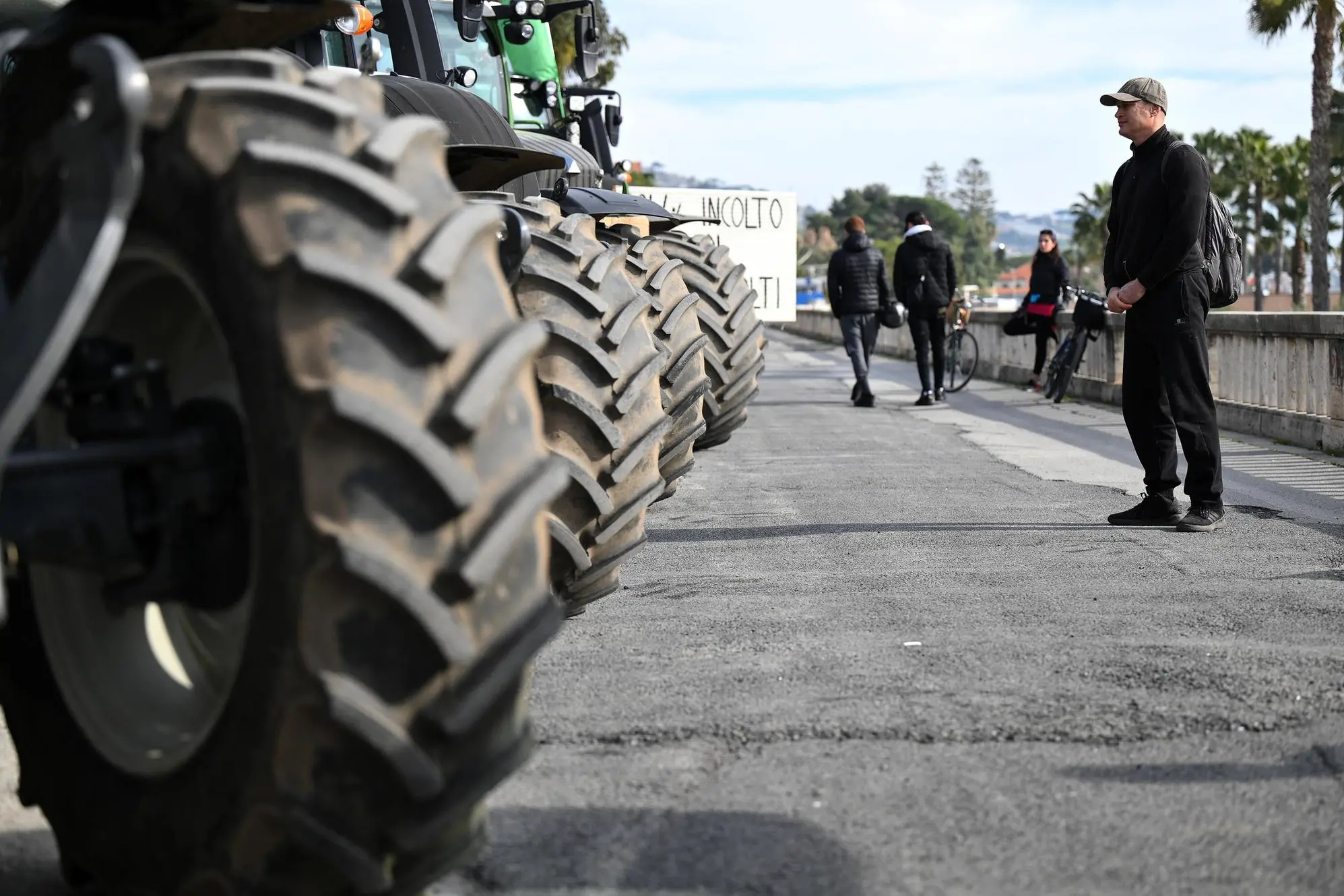 Sanremo, trattori in marcia verso il centro (foto Ansa)