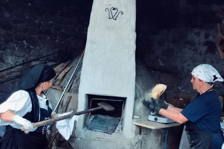 Un'immagine della lavorazione del pane tipico di Villaurbana (foto concessa)