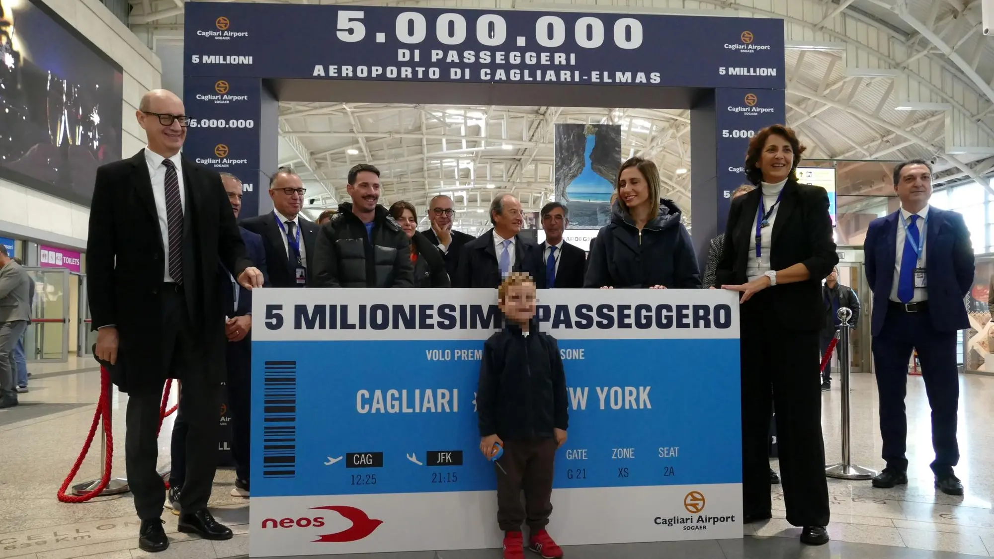 Cagliari, l'aeroporto festeggia i cinque milioni di passeggeri con un  premio al piccolo Gioele