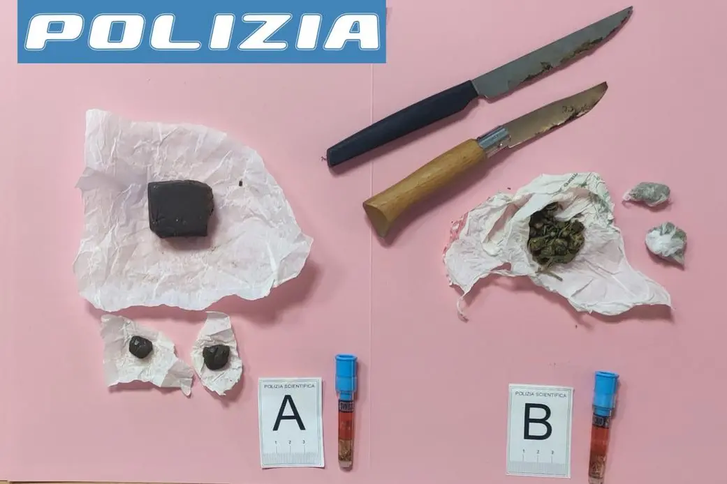 I materiali sequestrati dai poliziottti
