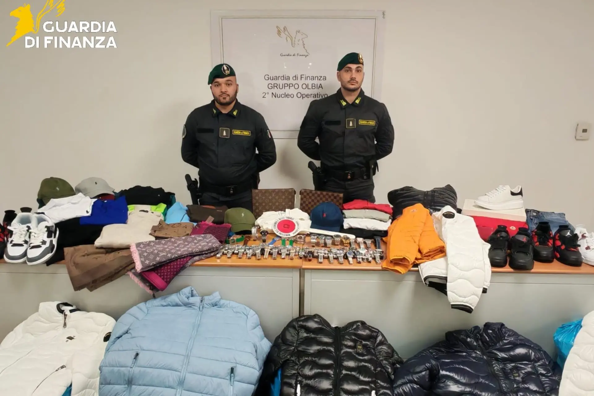 I materiali sequestrati dalla Guardia di Finanza a Olbia