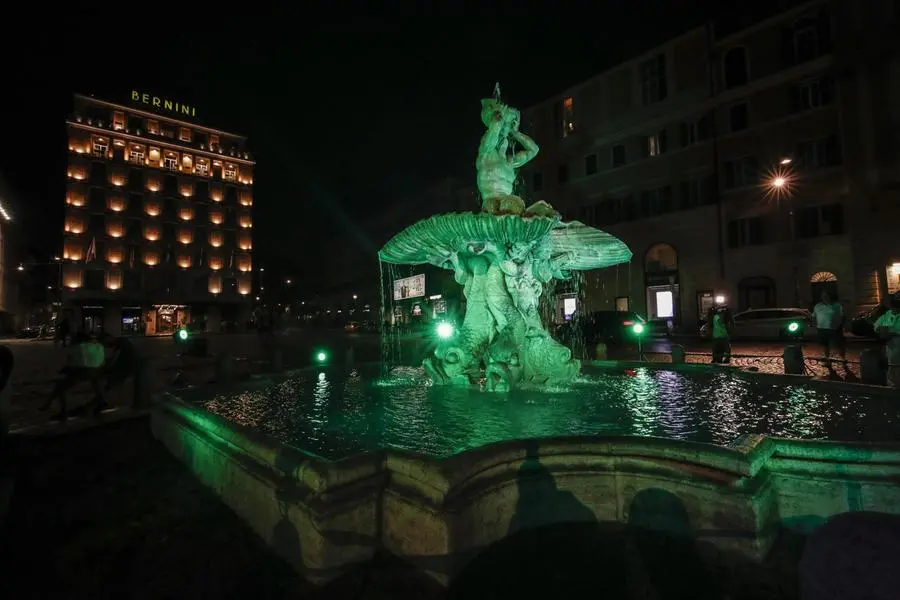 Fontana del Tritone illuminata di verde per per la giornata nazionale per la Sla (foto Ansa)