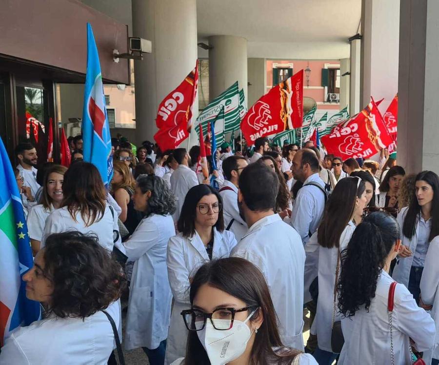 L’ira dei farmacisti sardi, in 500 al sit-in di Cagliari: «Abbiamo stipendi da fame»