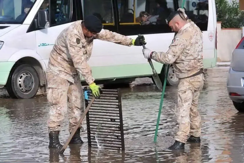 L'esercito al lavoro in Gallura dopo l'alluvione (Archivio L'Unione Sarda)